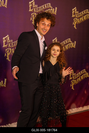 ,,El a kezekkel a papámtól!" díszpremierje.-stock-foto