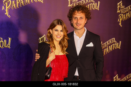 ,,El a kezekkel a papámtól!" díszpremierje.-stock-foto