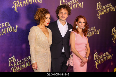 ,,El a kezekkel a papámtól!" díszpremierje.-stock-foto