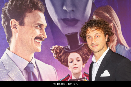 ,,El a kezekkel a papámtól!" díszpremierje.-stock-foto