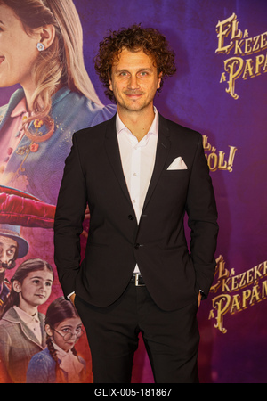 ,,El a kezekkel a papámtól!" díszpremierje.-stock-foto