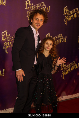 ,,El a kezekkel a papámtól!" díszpremierje.-stock-foto