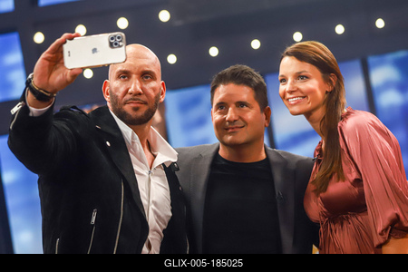 Frizbi late night talk show Hajdú Péter-rel. 2021.09.29. A képen.:  Berki Krisztián, Berki Mazsi,Hajdú Péter,-stock-foto