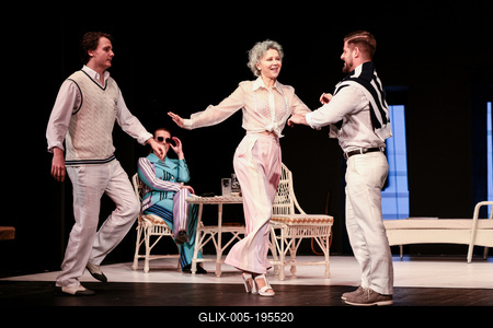 CSODÁLATOS VAGY, JÚLIA!-stock-foto