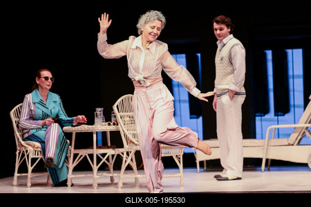 CSODÁLATOS VAGY, JÚLIA!-stock-foto