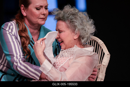 CSODÁLATOS VAGY, JÚLIA!-stock-foto