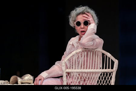 CSODÁLATOS VAGY, JÚLIA!-stock-foto