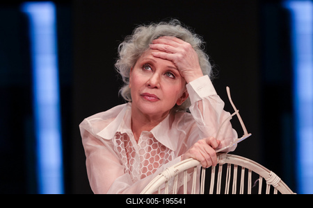 CSODÁLATOS VAGY, JÚLIA!-stock-foto