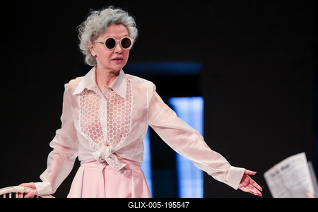 CSODÁLATOS VAGY, JÚLIA!-stock-foto