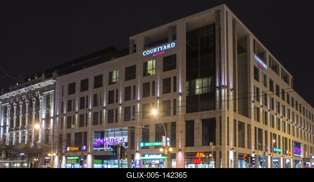 Courtyard Marriott hotel és Europeum bevásárló központ esti fotó-stock-foto