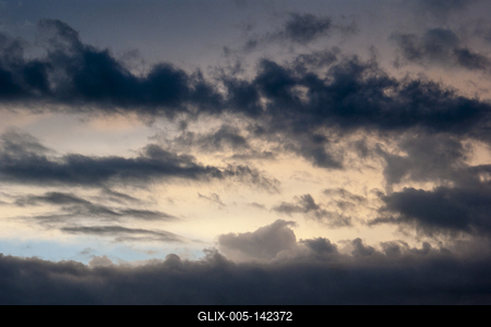 Hajnali felhők-stock-foto