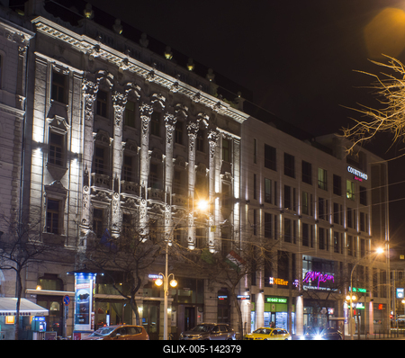Courtyard Marriott hotel és Europeum bevásárló központ esti fotó-stock-foto