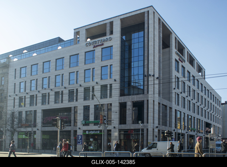 Courtyard Marriott Hotel és Europeum bevásrláközpont-stock-foto