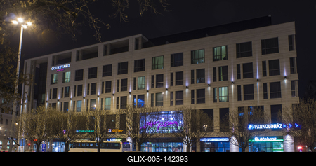 Courtyard Marriott szálloda és Europeum bevásárló központ este-stock-foto