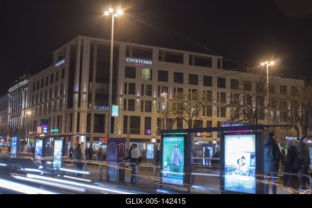 Europeum és Courtyard Marriott Hotel esti kép-stock-foto