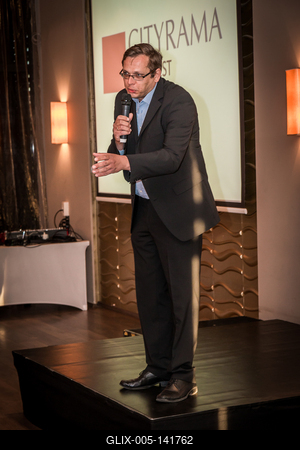 Kőhalmi Zoltán humorista, stand-up, félalak, rendezvény fellépés, Budapest-stock-foto