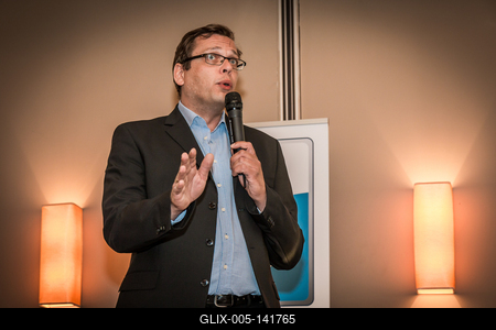 Kőhalmi Zoltán humorista, stand-up, félalak, rendezvény fellépés, Budapest-stock-foto