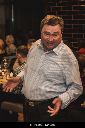 Dúzsi Tamás, szekszárdi borász, borvacsora a hévízi Brix Bistroban, előadás a borokról, félalak, borászat-stock-foto