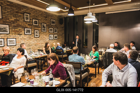 Dúzsi Tamás, szekszárdi borász, borvacsora a hévízi Brix Bistroban, előadás a borokról, borászat-stock-foto