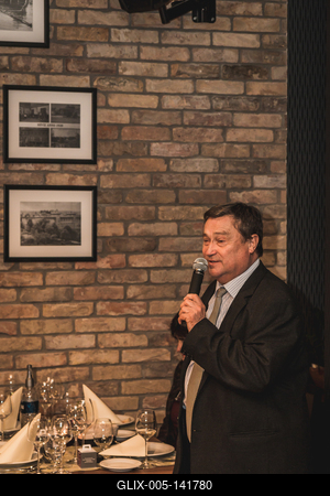 Dúzsi Tamás, szekszárdi borász, borvacsora a hévízi Brix Bistroban, előadás a borokról, borászat, félalak-stock-foto