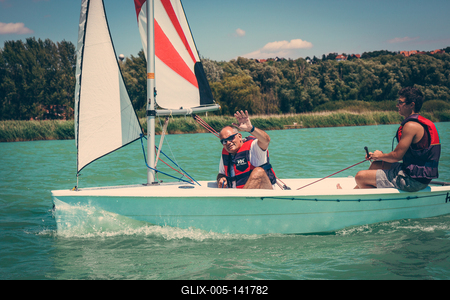 Gundel Takács Gábor, televíziós személyiség, műsorvezető vitorázik, egész alak, Balatonfűzfő-stock-foto