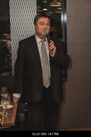 Dúzsi Tamás, szekszárdi borász, borvacsora a hévízi Brix Bistroban, előadás a borokról, borászat, félalak-stock-foto