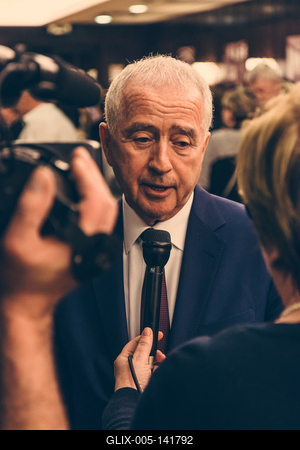 Nikai Ákos, a Magyar Szállodák és Éttermek Szövetségének korábbi elnöke, félalak, budapesti szállodai rendezvényen meghívott előadóként interjút ad-stock-foto