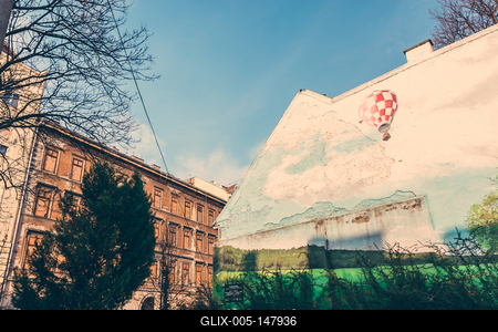 Utcakép egy téren a Kazinczy utcánál, falfestménnyel a bulinegyedben-stock-foto