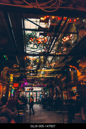 Belső tér a Szimpla Kertben emberekkel és színes, hangulatos dekorációval-stock-foto