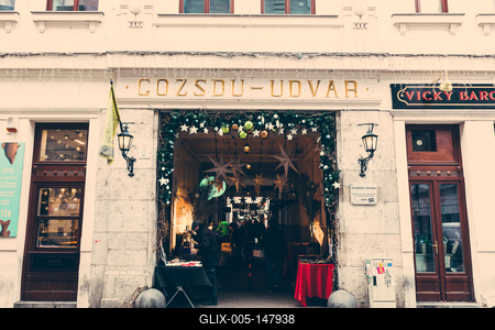 Gozsdu udvar bejárat a Dob utca felől, karácsonyi vásár-stock-foto