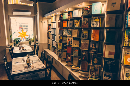 Étterem belső könyvekkel, bulinegyed-stock-foto