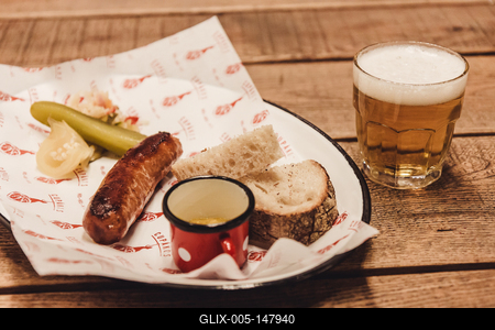 Étel és ital egyszerű tálalásban, bulinegyed környéke-stock-foto