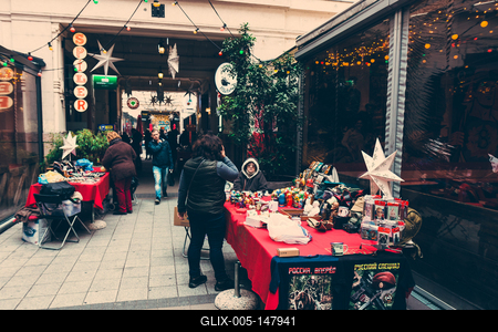 Utcakép a Gozsdu udvarban emberekkel-stock-foto