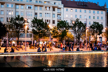 Utcakép az Erzsébet téren, a Király utca és a Gozsdu udvar közelében-stock-foto