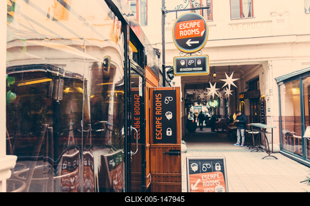 Utcakép a Gozsdu udvarban emberekkel, menekülőszobával-stock-foto