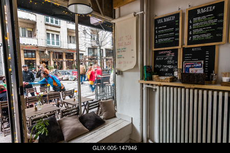 Gozsdu udvar környéke, életteli hangulat, utcakép, kávézó belső képe-stock-foto