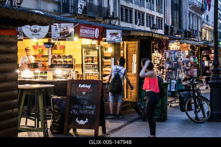 Utacekép a Deák Ferenc utcában emberekkel, utcai üzletekkel-stock-foto