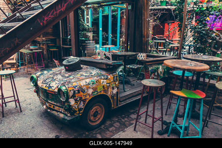 Trabant, mint éttermi dekoráció, színes belső térben-stock-foto