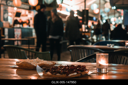 Emberek és buli előtti esti hangulat  a Karaván egyik vendéglátóhelyén-stock-foto
