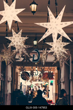 Utcakép a Gozsdu udvarban emberekkel, karácsonyi vásár-stock-foto