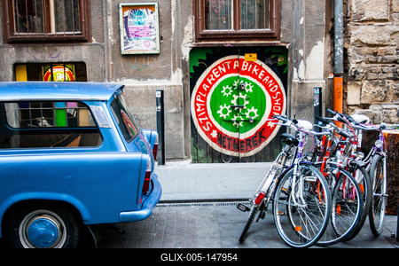 Színes utcakép. Kazinczy utca, Szimpla kert környéke-stock-foto