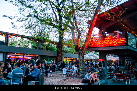 Utcakép emberekkel, szórakozóhelyen az Erszébet téren-stock-foto