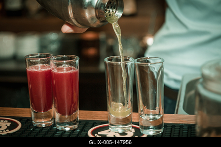 Italok készítése bárpulton, mixerrel, közeli képen, a bulinegyed közelében egy bárban.-stock-foto