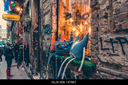 Utcakép a Kazinczy utcában a Szimpla Kert bejáratánál.-stock-foto