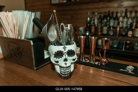 Bár belső és pult halálfejes eszköztartóval.-stock-foto