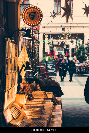 Utcakép a Gozsdu udvarban emberekkel-stock-foto