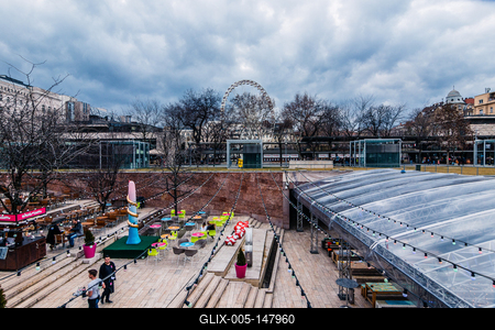 A Gödör az Erszébet téren, emberekkel, háttérben a Budapest Eye-stock-foto