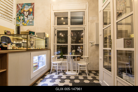 Vendéglátóhely pulttal, székekkel és asztallal a bulinegyedben-stock-foto