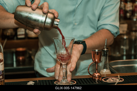 Közelkép italról, készítés közben, mixerre.-stock-foto