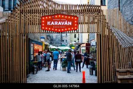 Életteli utcakép a Kazinczy utcában, a Karaván street foodban-stock-foto